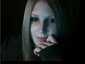 Mężczyzna ukrywa wsz ...