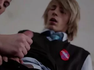 Mężczyzna żuje cienk ...