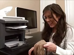 Mąż i żona trzymając ...