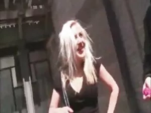 Jego dziewczyna nie  ...