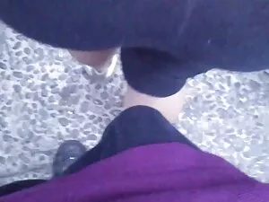 Pies pokazuje cipkę  ...